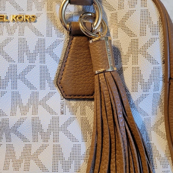 $125EMT Michael Kors vanilla Bedford Medium Tassel Leather Duffel EUC - Picture 9 of 15